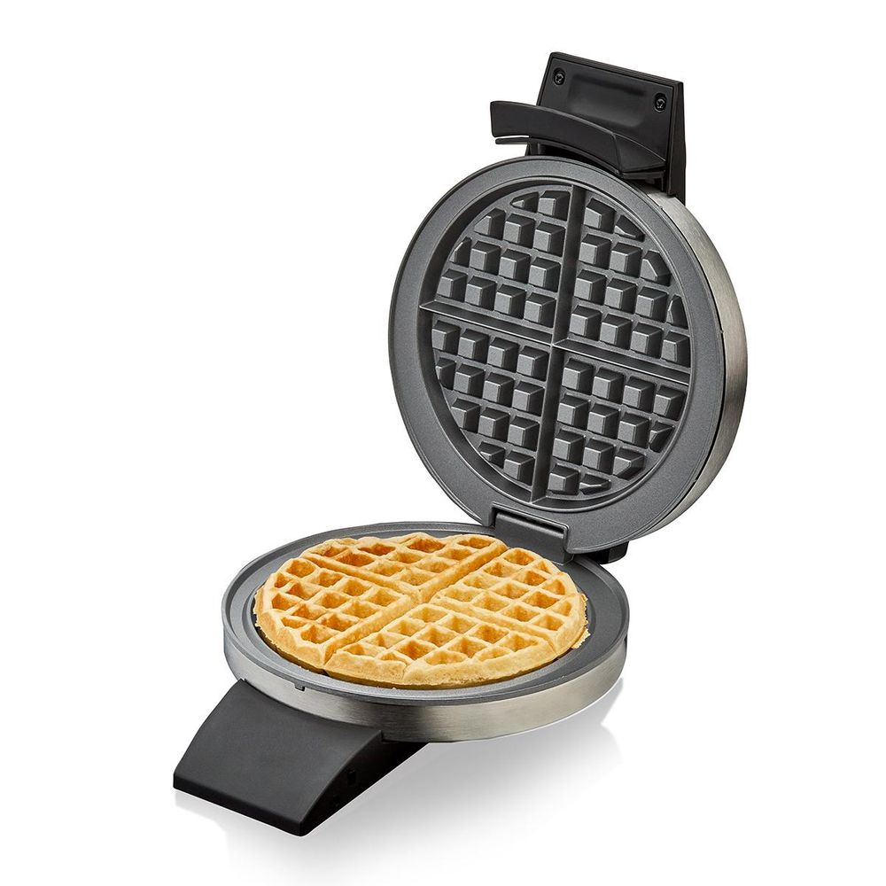 Das Bild zeigt das amerikanische Waffeleisen offen mit einer runden Waffel, die man vierteln kann.