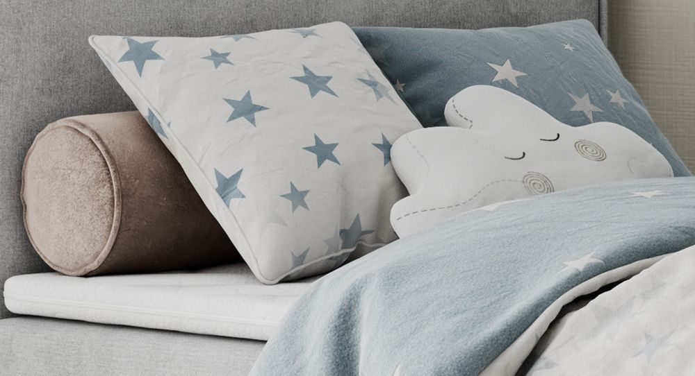 Gepolstertes Bett mit Topper