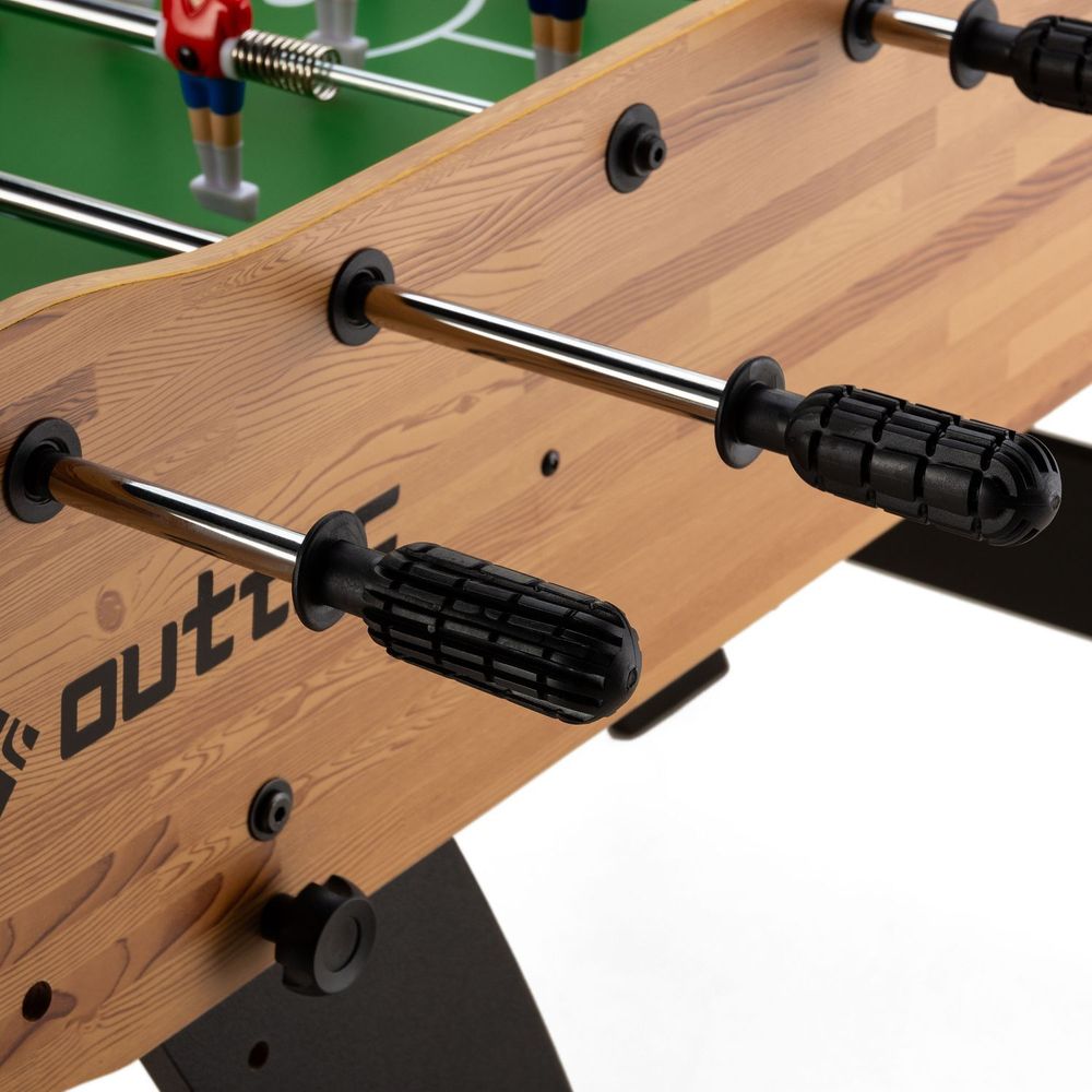 Detailansicht der Griffe und Spielfiguren eines Tischfußballtisches.