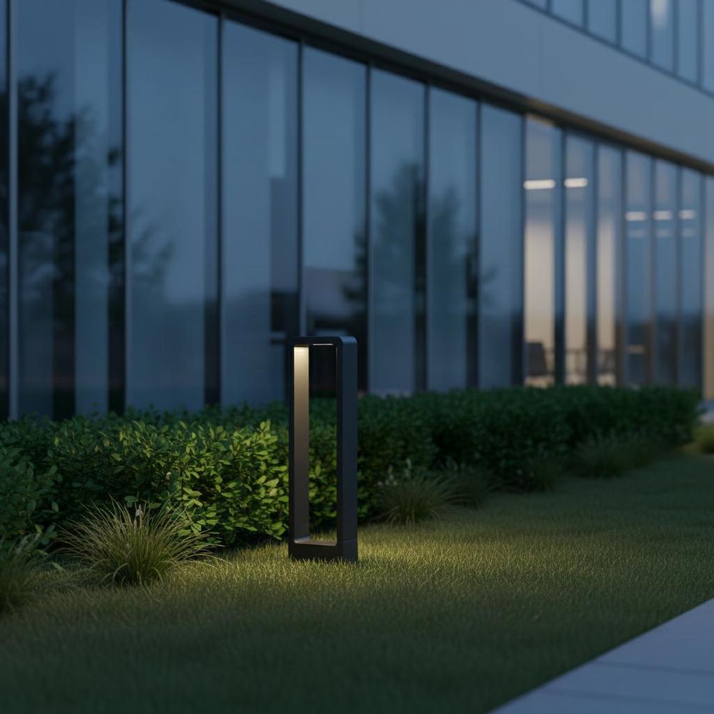 Moderne LED-Wegeleuchte in Anthrazit bei Nacht, beleuchtet Weg mit warmweißem Licht.