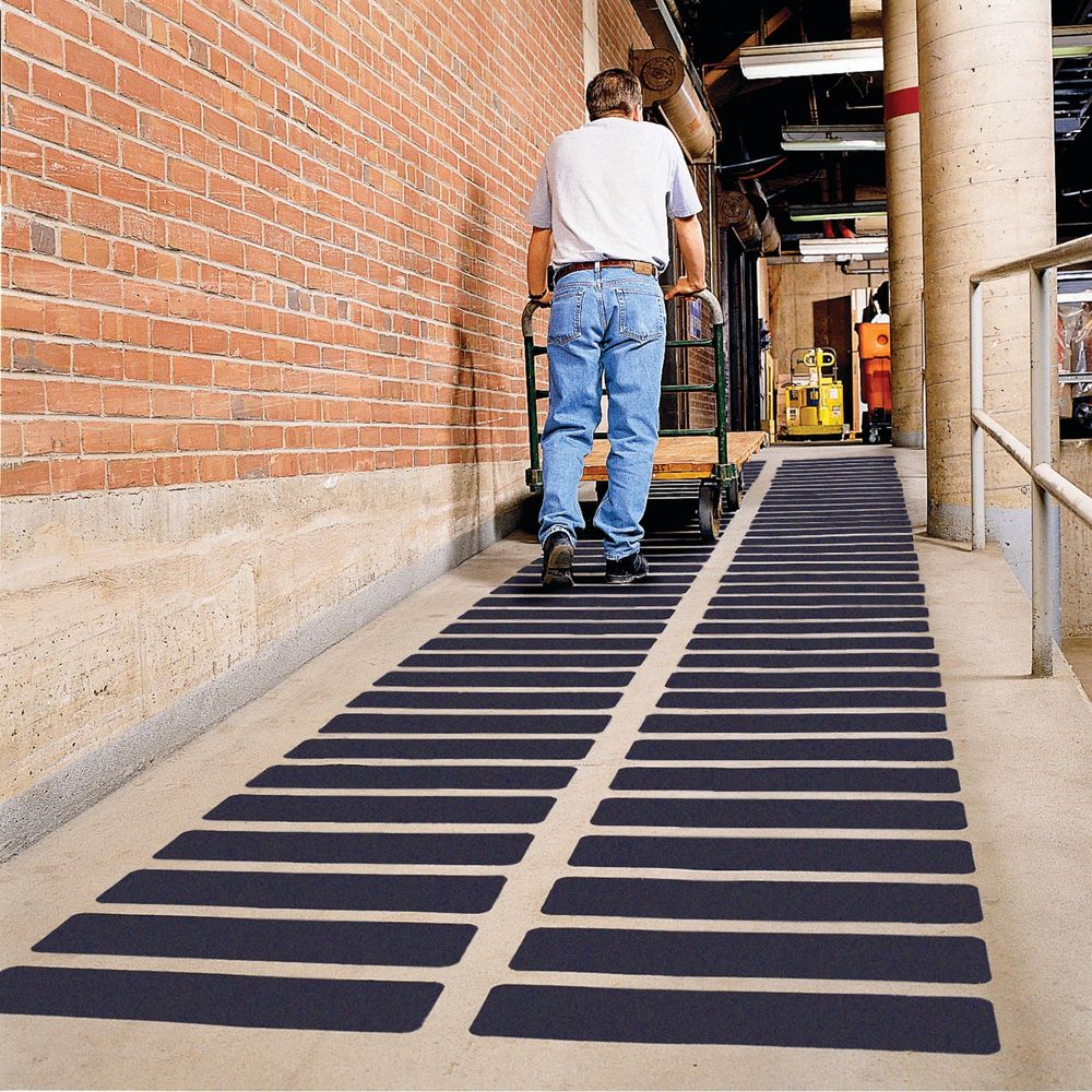 3M Safety-Walk Antirutschbelag 610B, Schwarz, 101 mm x 4,57 m, Innen/Außen, für Treppen und Rampen, Hochleistung