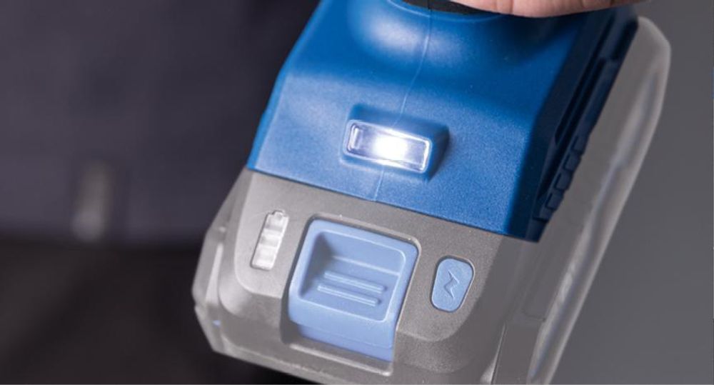 Das Bild zeigt den Handkompressor mit seiner integrierter LED Leuchte.