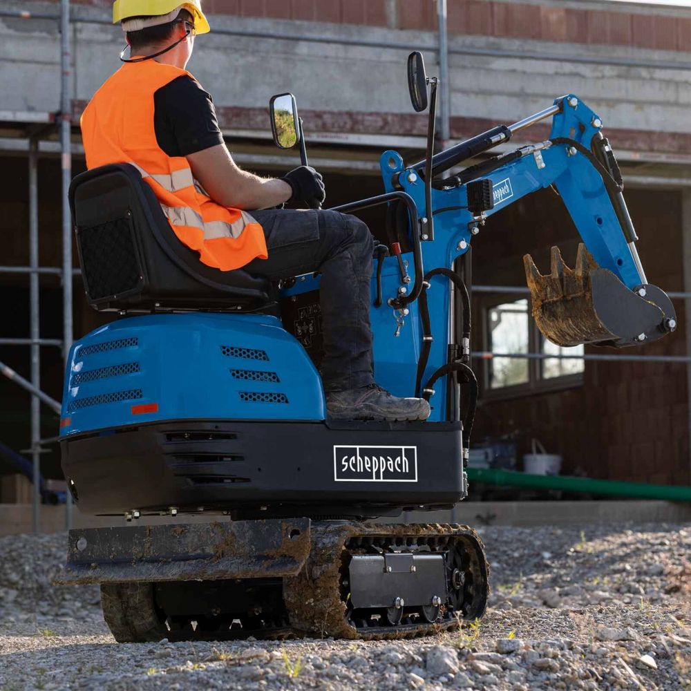 Das Bild zeigt eine Person bei der Arbeit mit dem Mini Bagger von Scheppach.