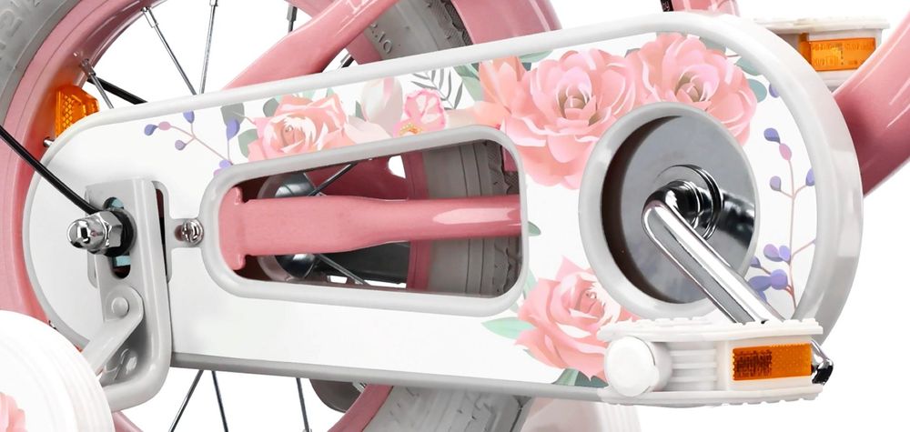 Nahaufnahme Kettenkasten mit Blumenmuster am Kinderfahrrad Mädchen