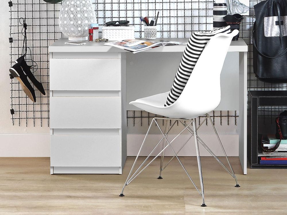 Balu IV – moderner Schreibtisch mit 3 Schubkästen und kompakter Größe