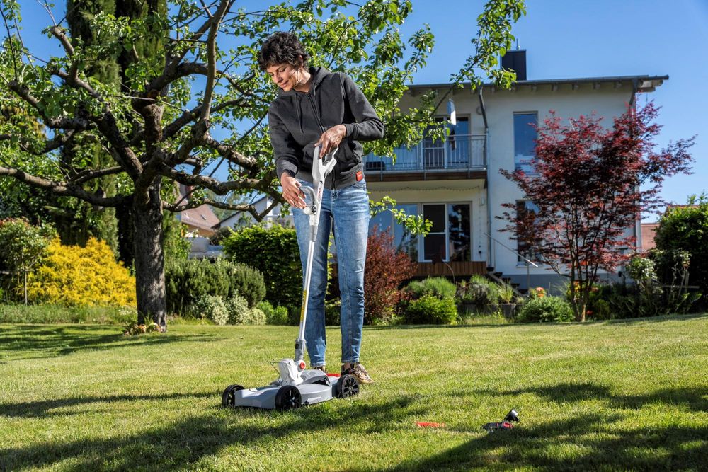 IKRA Akku Rasentrimmer & Mäher 2in1 IART 2030 F | 20V | 30 cm Schnittbreite | drehbarer Schneidkopf | inkl. 2 Ersatzspulen, Akku 2,0 Ah & Ladegerät