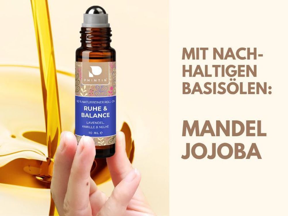 Weiße Frauenhand die den Roll-On in der Hand hält