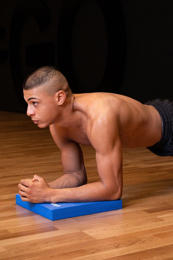 Person trainiert auf dem FIZYO Balance Pad, Matte, Balancekissen