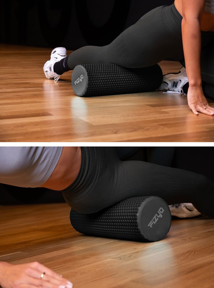 Trening Fitness z wałkiem do masażu z wypustkami 45x15 cm FIZYO — osoba wykonuje ćwiczenia