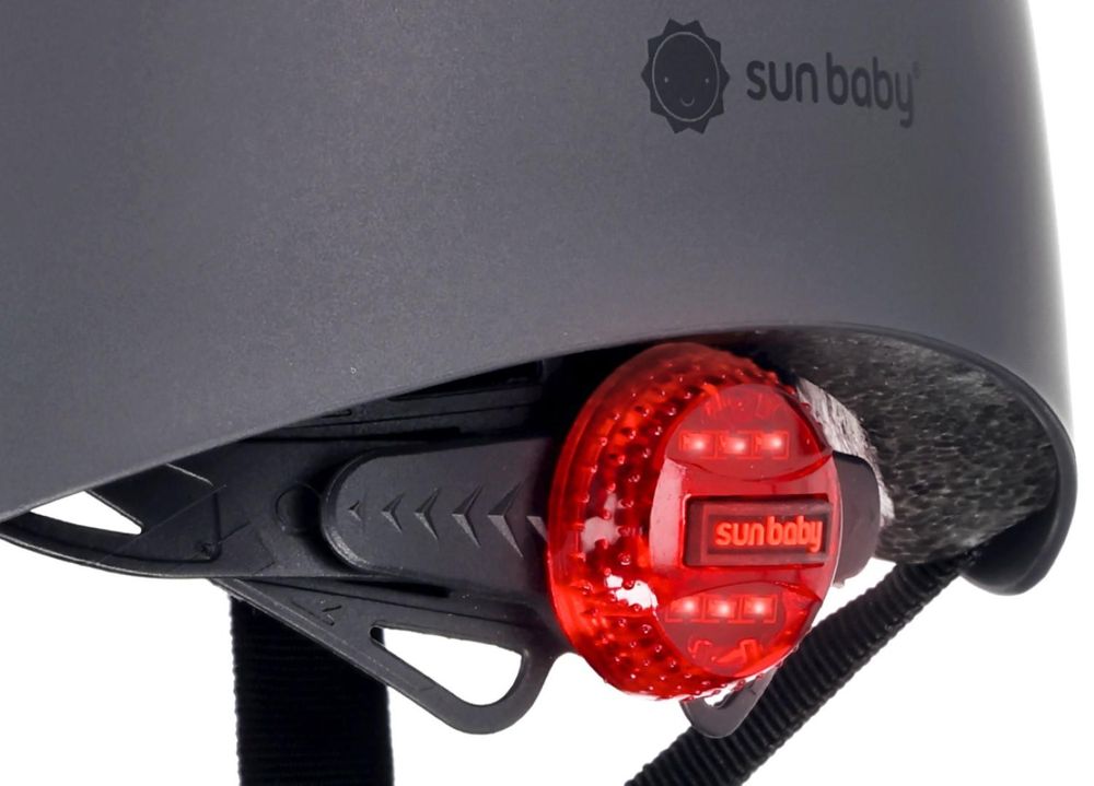 Gros plan sur la LED rouge intégrée à l'arrière du casque vélo enfant