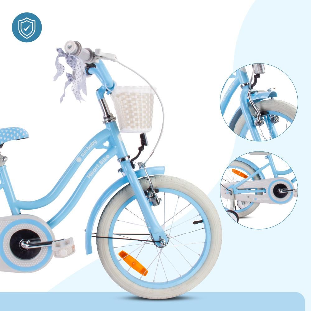 Detalle del freno delantero, cubrecadena y ruedines de la bicicleta azul.