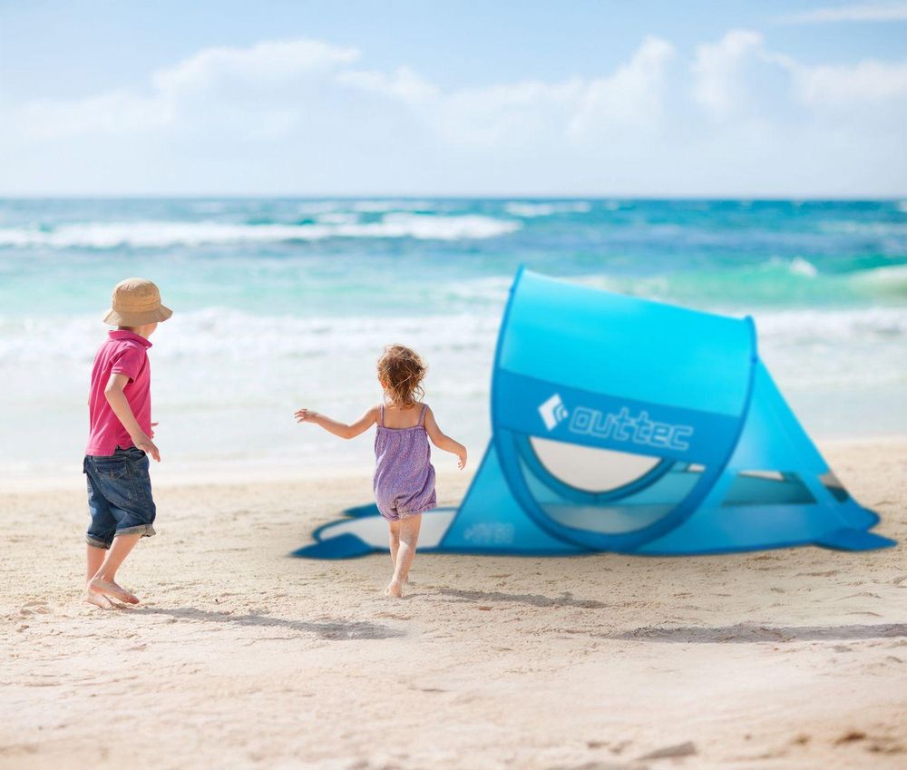 Outtec Strandmuschel UV50 am Meer, spielende Kinder im Vordergrund