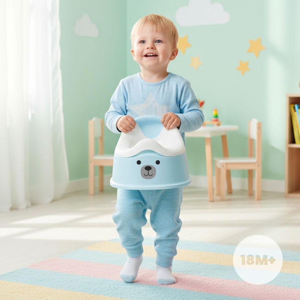Niño pequeño transportando el orinal SUN BABY en una habitación infantil.