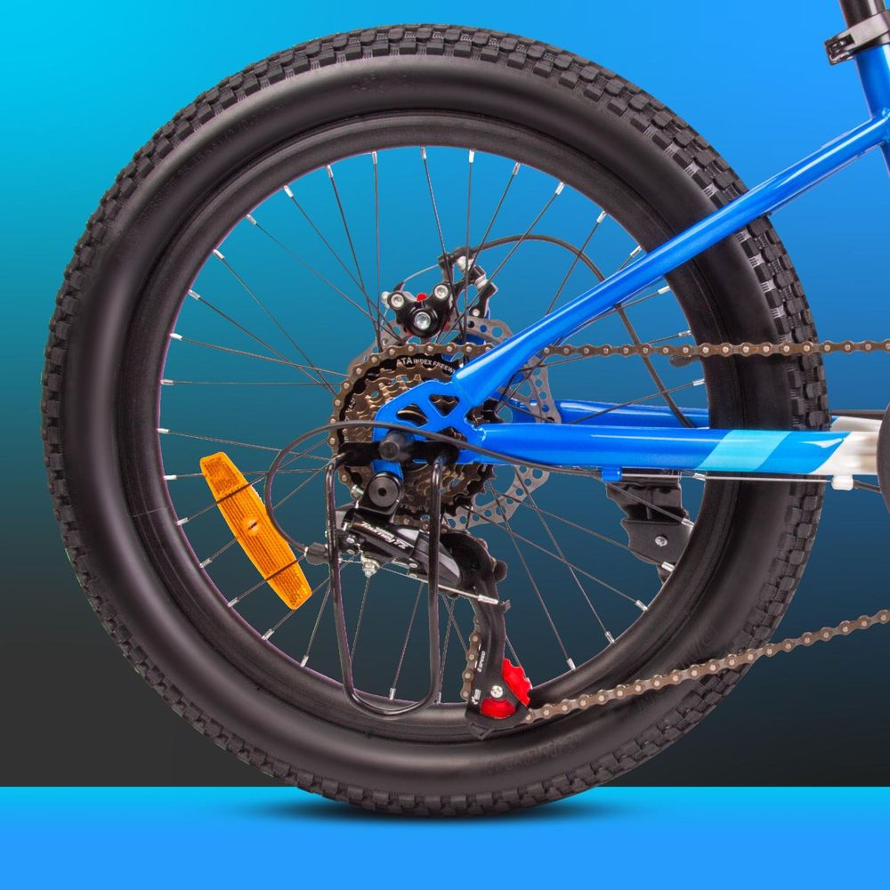 Detalle de la rueda trasera con cambio Shimano y piñones.