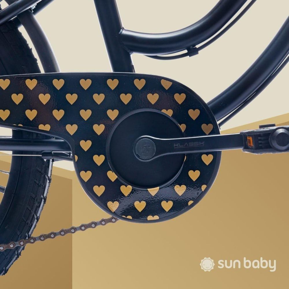 Cubrecadena decorado con corazones dorados en la transmisión de la bicicleta.