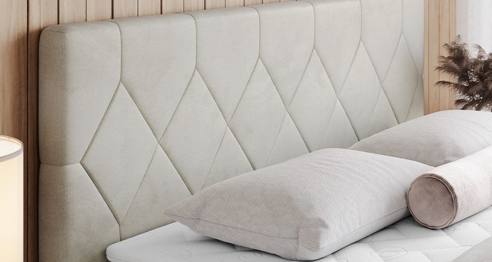 Vergrößern Sie das Kopfteil des Boxspringbettes, das Foto zeigt beige Stoff