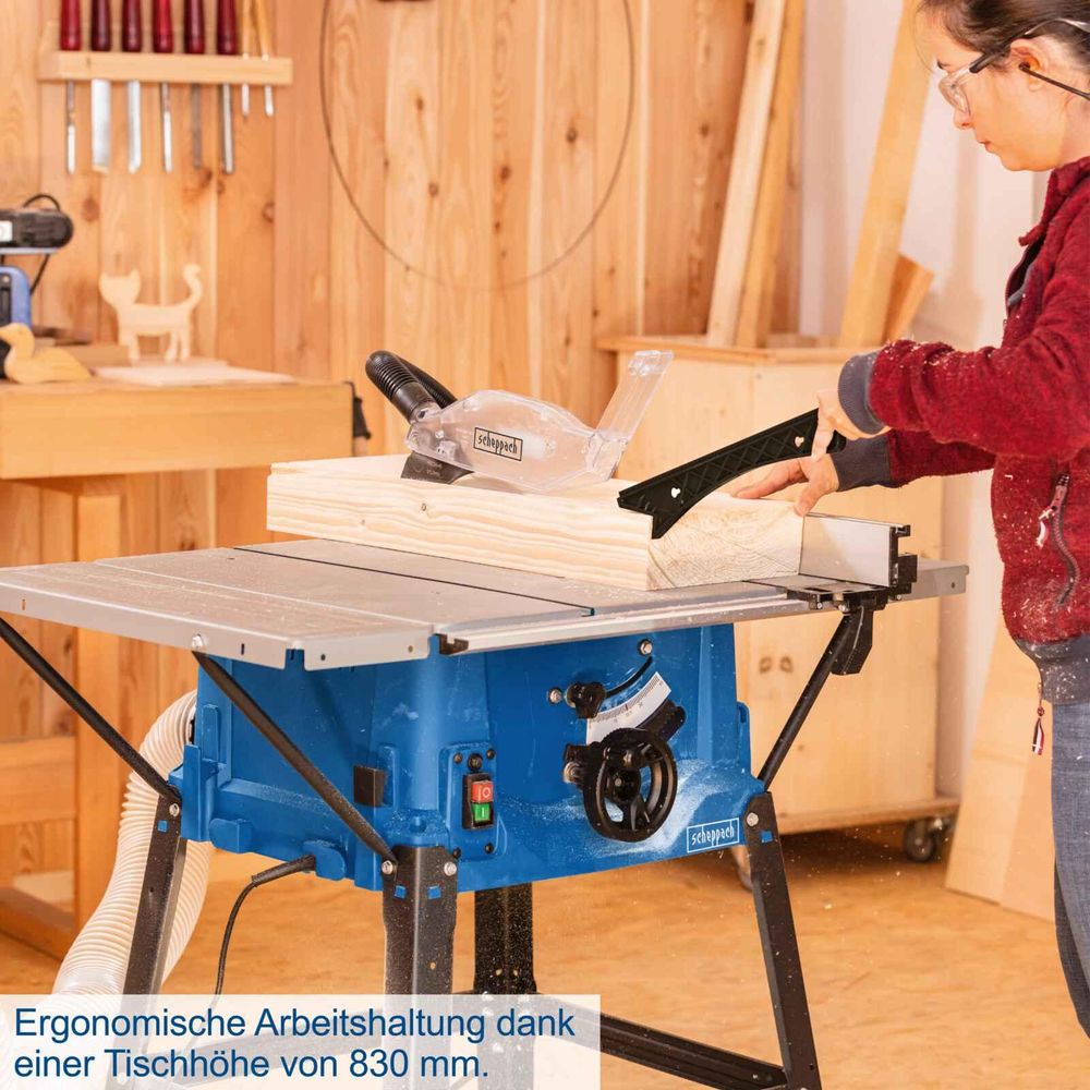 Das Bild zeigt eine Person bei der Arbeit mit der Tischkreissäge von Scheppach.