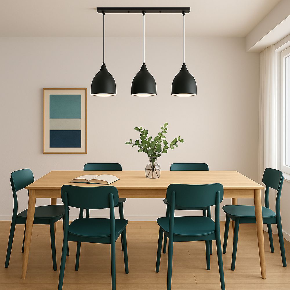 Deckenbeleuchtung im Esszimmer mit türkisfarbenen Stühlen.