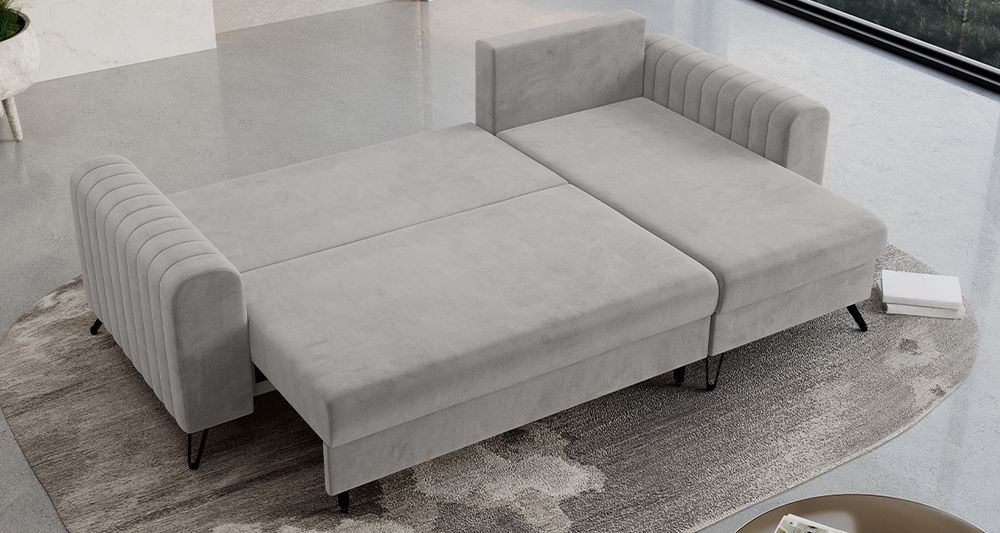 Rosa Ecksofa aus weichem cord-Stoff. Foto zeigt Schlaffunktion