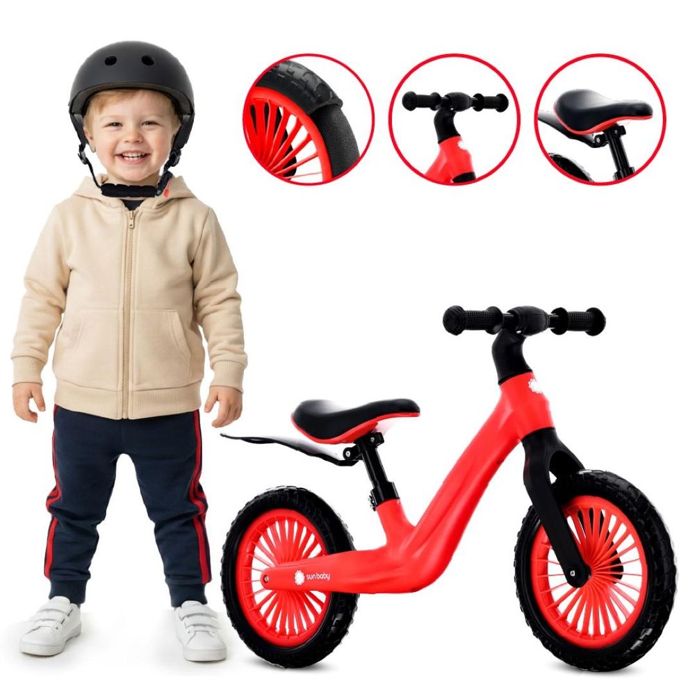 Dítě stojící vedle červeného odrážedla Sun Baby Sport s detaily sedla a kol.