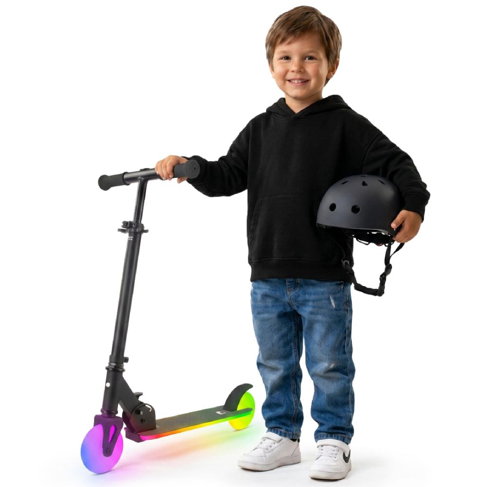 Kind mit Tretroller mit leuchtenden LED-Rädern und Helm