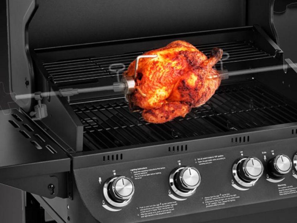 Grillhähnchen auf einem Drehspieß auf dem TAINO BRANDO 4+1