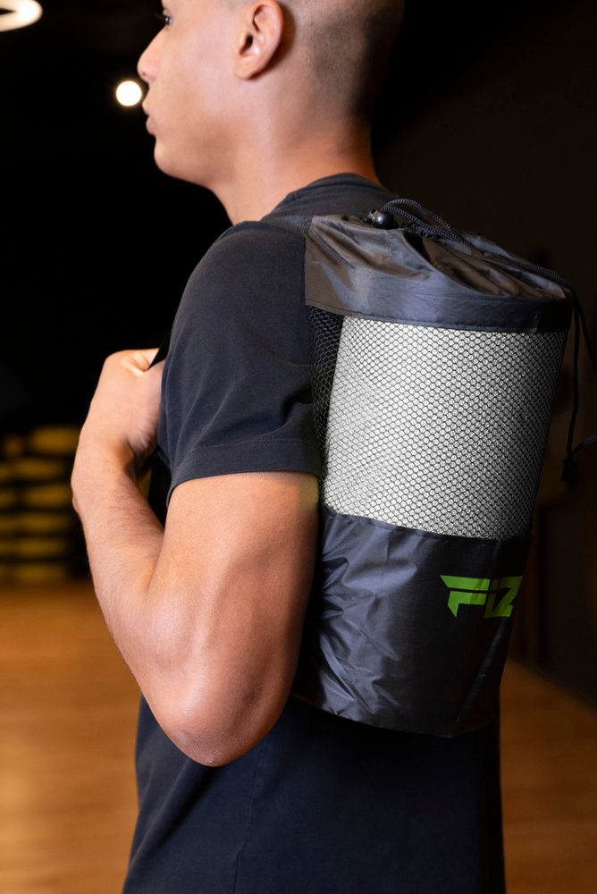 Training mit der FIZYO Massagerolle – Person führt Entspannungs- und Kräftigungsübungen durch.