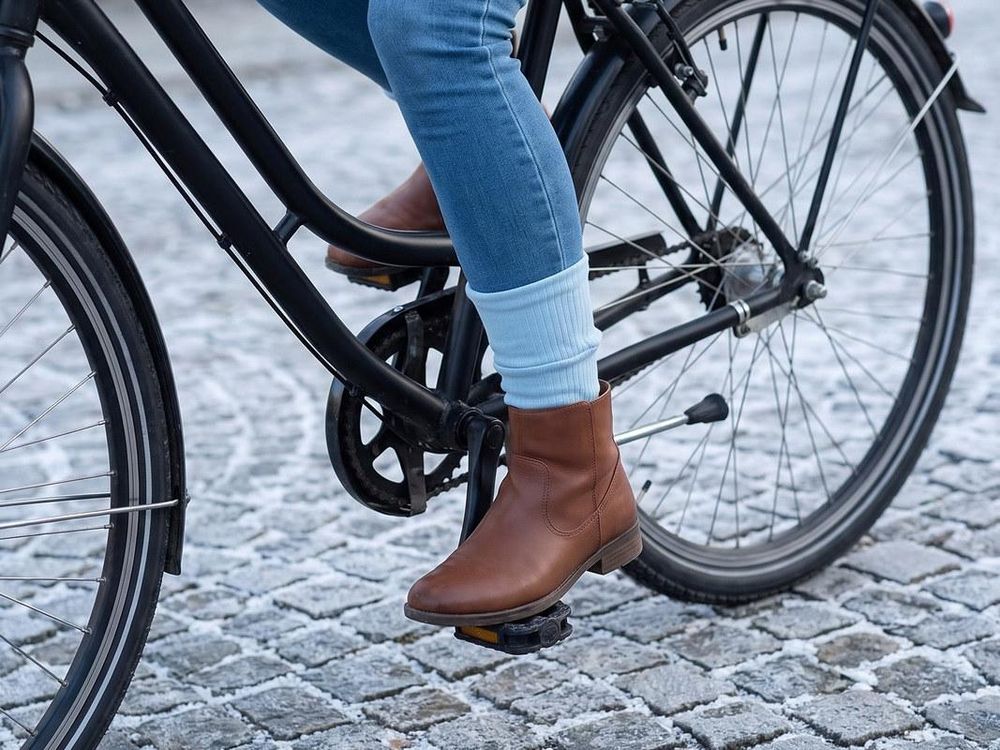 Lange Unterhose Damen unter Jeans auf dem Rad zur Arbeit