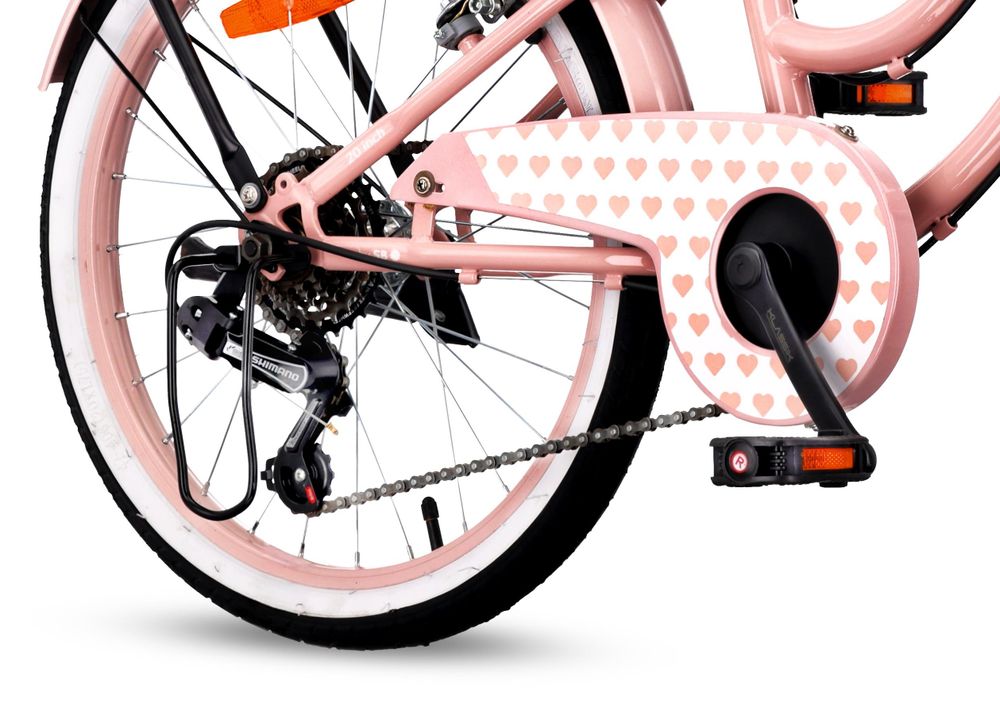 Detail převodovky Shimano a krytu řetězu s potiskem srdíček.
