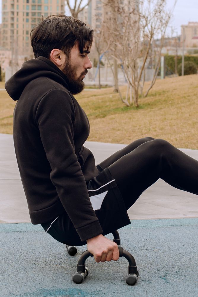 Eine Person, die mit den Parallettes / Liegestützgriffen von FIZYO trainiert