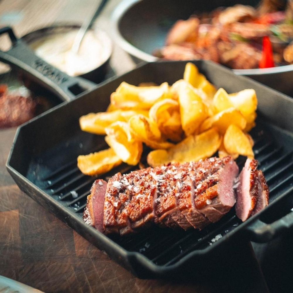 NYORD BBQ Grillpfanne aus Gusseisen - für Induktion, Glaskeramik, Gas, Grill & Outdoor, Feuerfeste Gusseisenpfanne mit Grillrillen, Cast Iron mit Ausgießer