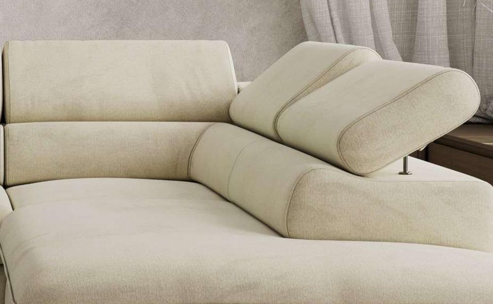 Detailansicht eines grauen Sofas mit breiten Sitzpolstern und weichen Rückenkissen.