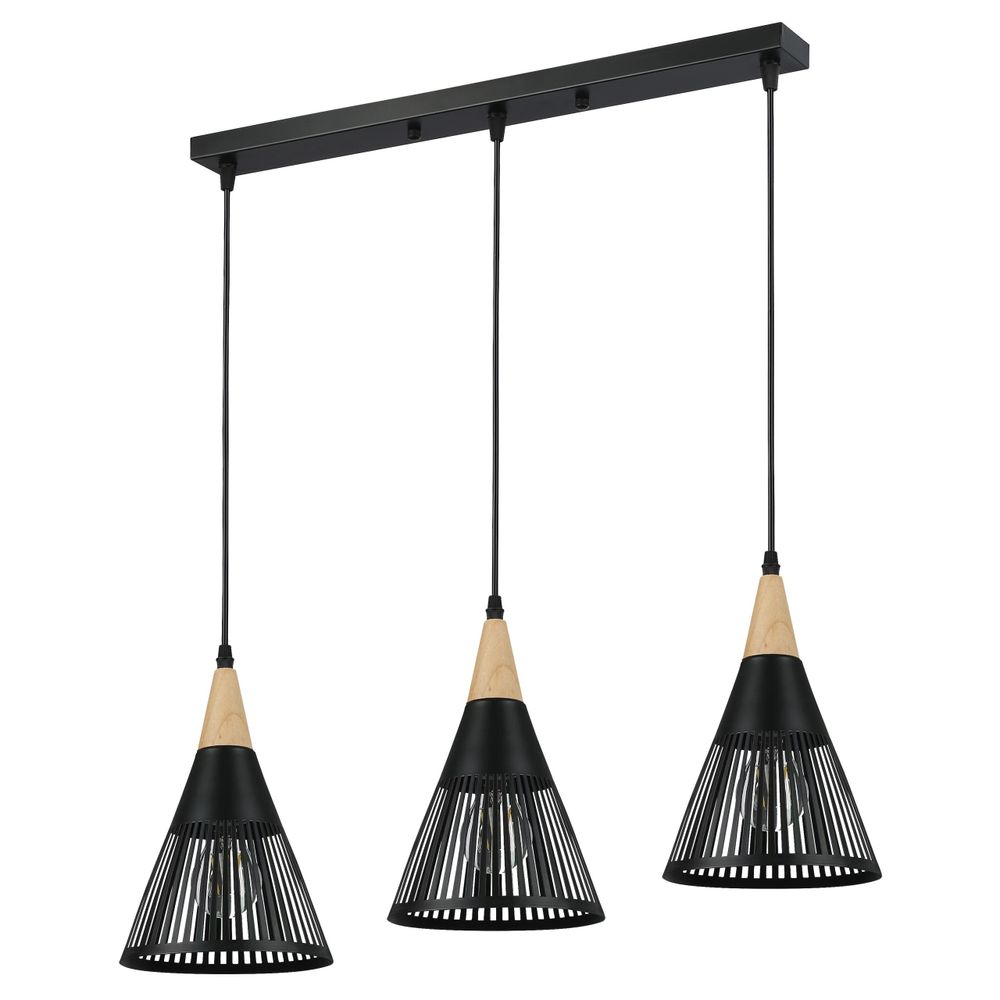 Dreiflammige Pendelleuchte mit schwarzen Metall-Lampenschirmen und Holzakzenten im modernen Design.