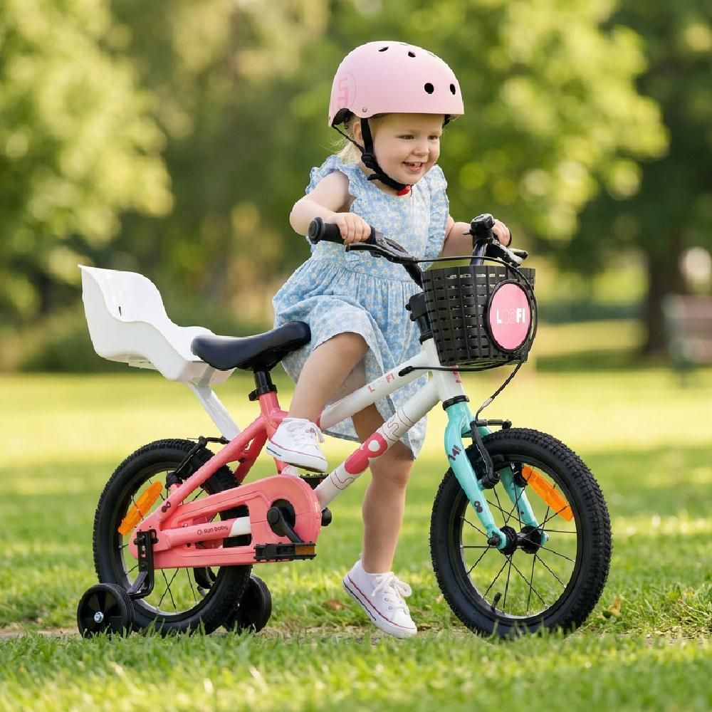 Kind fährt selbstständig das Kinderfahrrad im Park