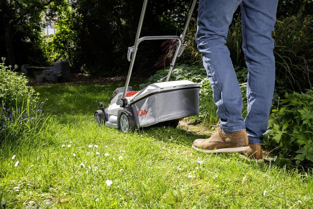 IKRA Akku Rasenmäher ICM 2033 | 20V | 33 cm Schnittbreite | 5 Schnitthöhen 25–75 mm | Mulchkit | 30 L Fangkorb | inkl. Akku 2,0 Ah & Ladegerät