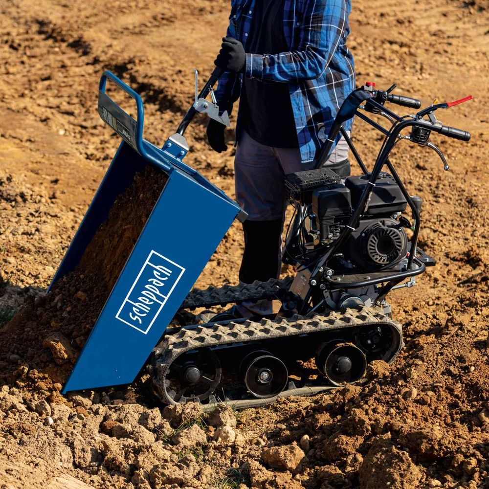 Das Bild zeigt eine Person bei der Arbeit mit dem Dumper.