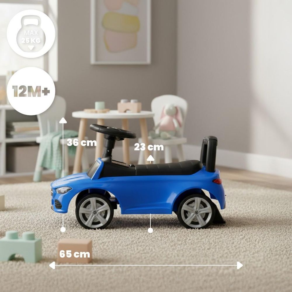 Zijaanzicht van blauwe loopauto met afmetingen in kinderkamer.