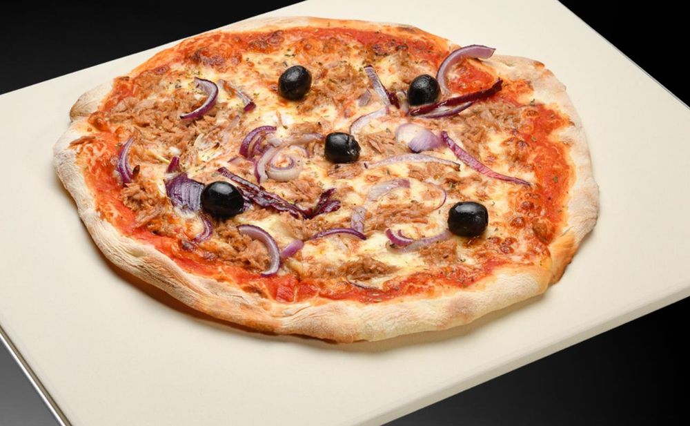 Pizza mit Oliven, Zwiebeln und Thunfisch auf Pizzastein