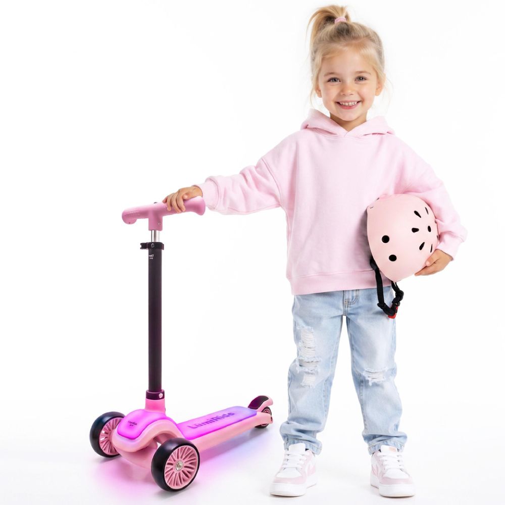 Kind met step en helm, klaar om te rijden