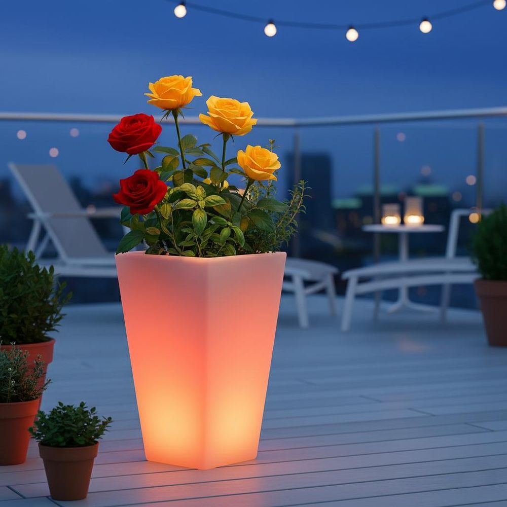 Goldene Pendelleuchte, elegante Gold-Glas-Kombination, Wohnzimmer mit Sofa.