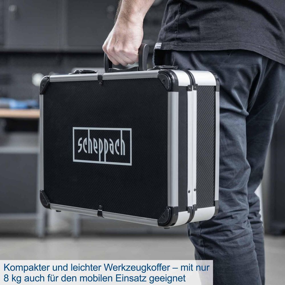 Nahaufnahme eines Mannes, der einen schwarzen, rechteckigen Aluminium-Werkzeugkoffer am Griff trägt.