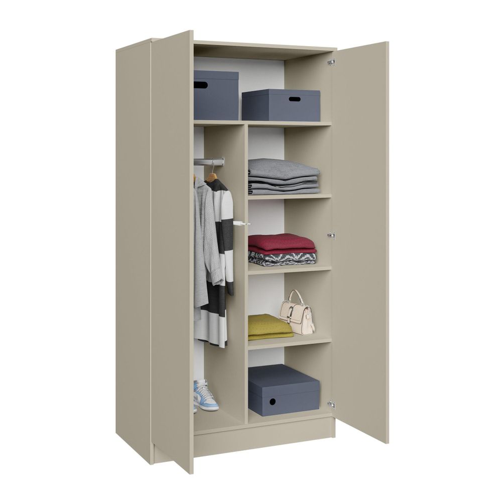 Geöffneter Schrank mit Kleidung und Fächern