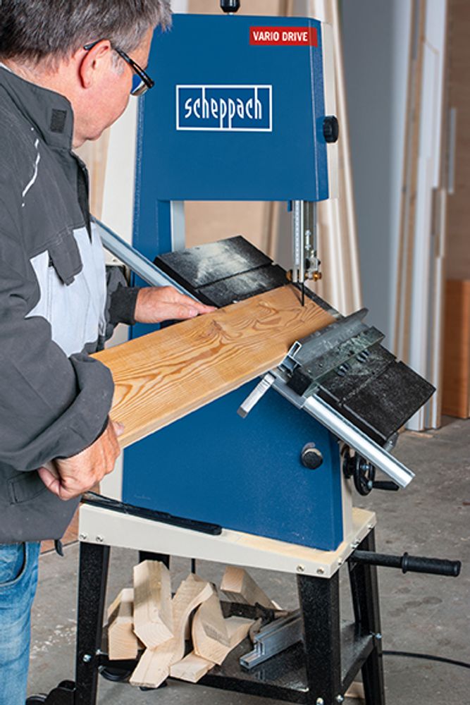 Das Bild zeigt eine Person beim Arbeiten mit der Bandsäge.