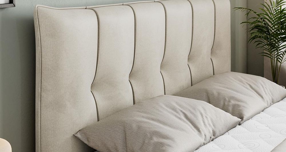 Vergrößern Sie das Kopfteil des Boxspringbettes, das Foto zeigt beige Stoff