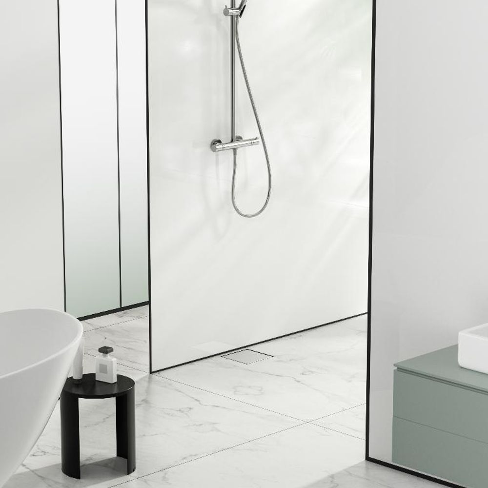 Walk-In-Dusche mit quadratischem Duschablauf im modernen Badezimmer