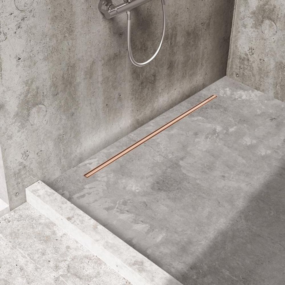 Bodenebene Duschrinne in einer Walk-in-Dusche, minimalistische Gestaltung mit Betonoptik