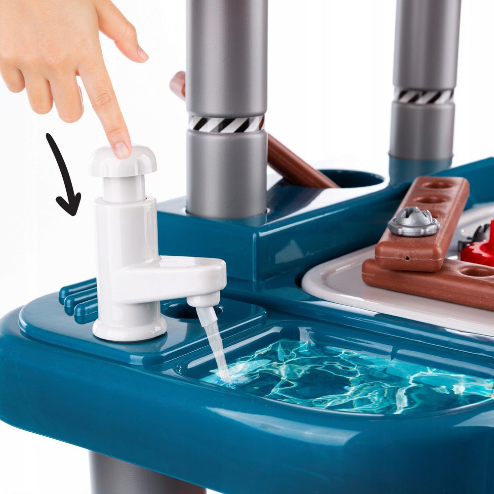 Werkbank mit funktionierendem Wasserhahn