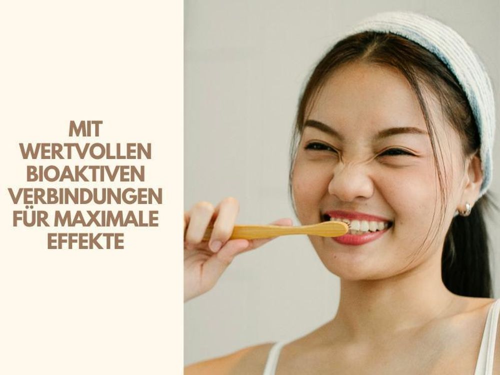 Mit wertvollen, bioaktiven Verbindungen: Frau putzt sich lachend die Zähne