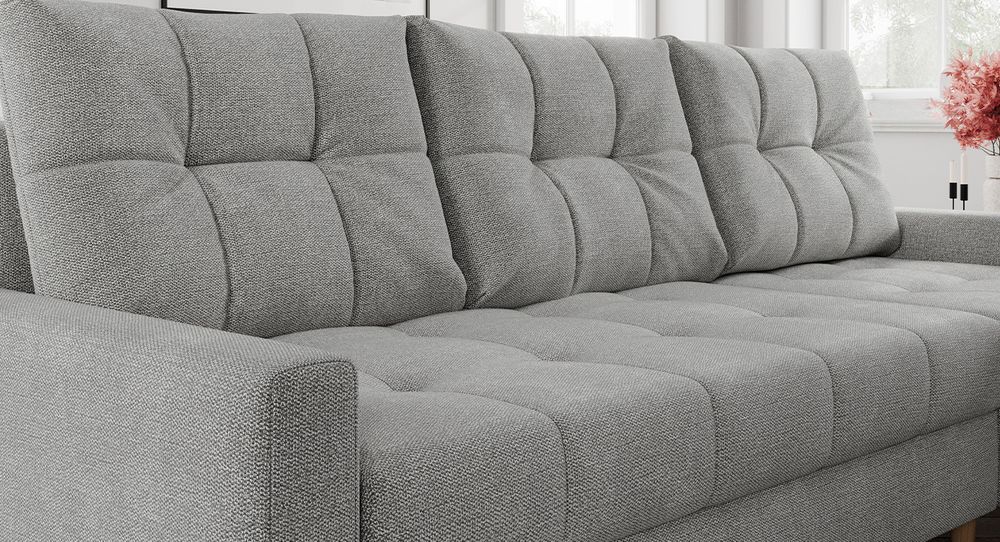 Zoomen Sie auf die Sitzfläche des Ecksofas. Sofa aus grauem strukturiertem Stoff