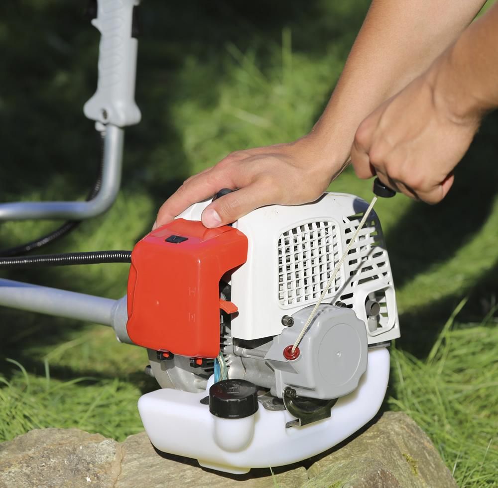IKRA Benzin Freischneider IBF 43 | 1100 Watt | 2 x Fadenspule 45 cm Schnittbreite| 3- & 8-Zahn-Messer Ø 25,5 cm | Schultergurt